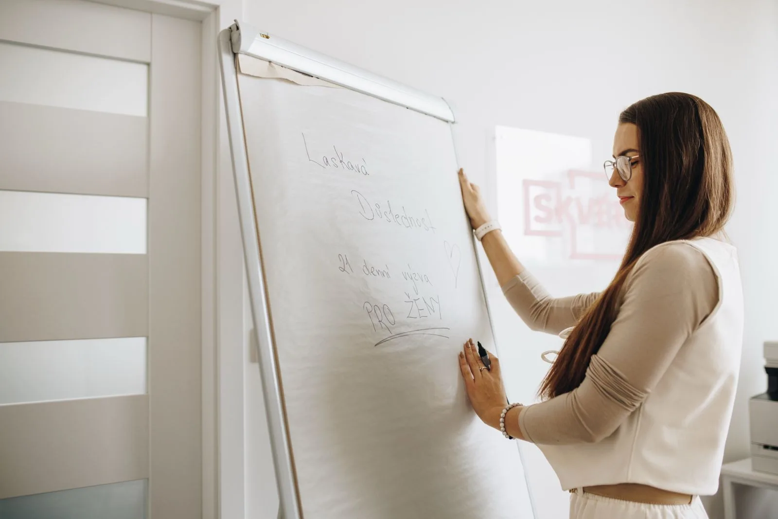 Dagmar u tabule s konceptem programu Laskavá Důslednost